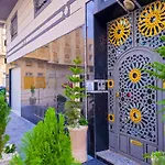 Elite Holiday Home - Luxury & Centric Flat